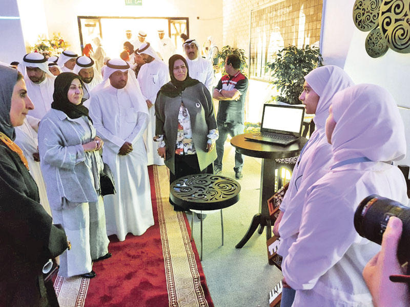 الكندري والديحاني وجمشير خلال حضورهم معرض الدراسات العملية أمس