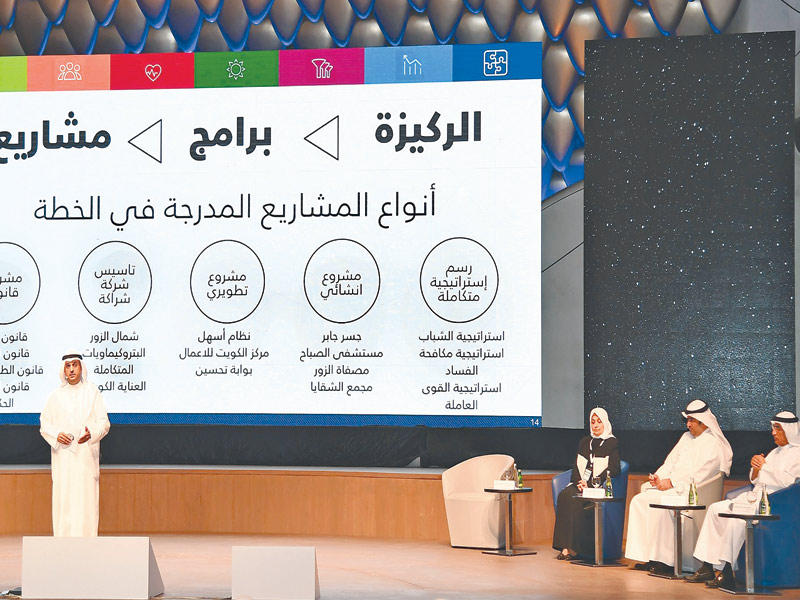 الحجرف متحدثاً خلال الجلسة الحوارية أمس