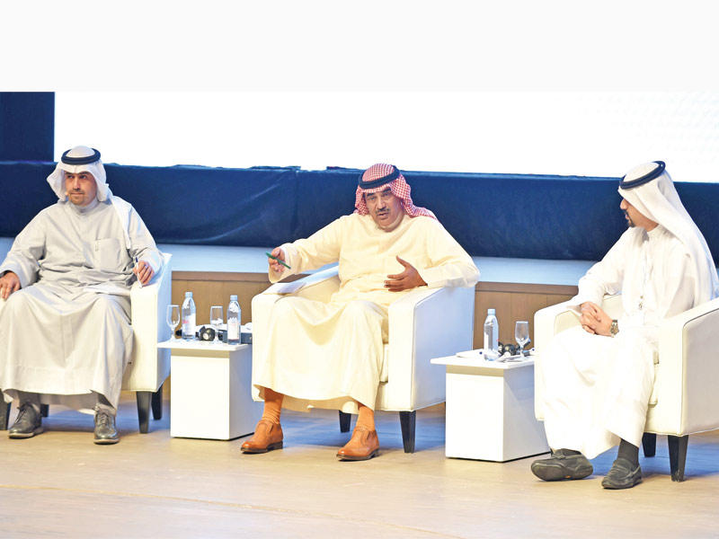 الخالد متحدثاً في الجلسة أمس