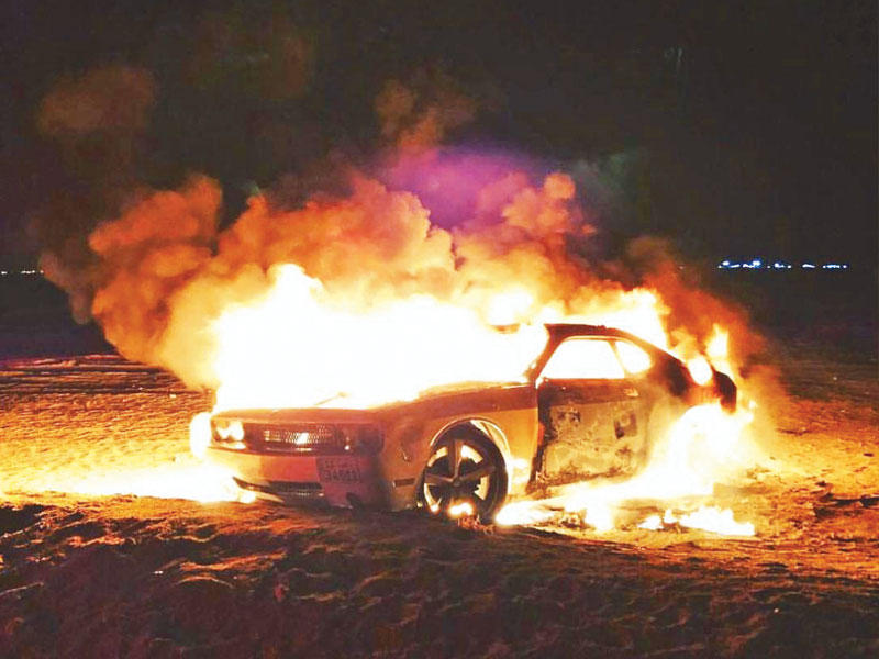 النيران تلتهم المركبة