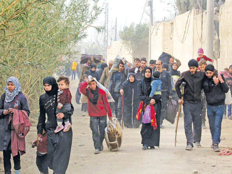 سوريون يخرجون من الغوطة هرباً من العمليات العسكرية (أي بي أيه)n