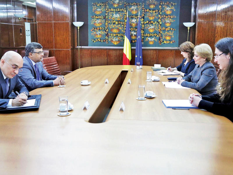 السفير الهاجري أثناء لقائه رئيسة الوزراء الرومانية