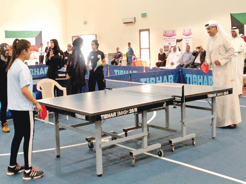 فليطح يلعب الكرة مع إحدى الفتيات