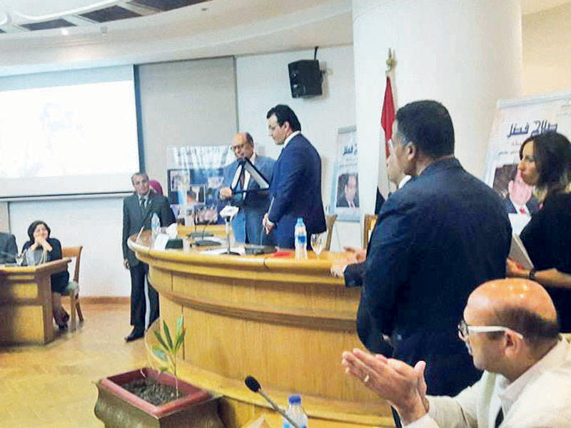 فضل اثناء التكريم