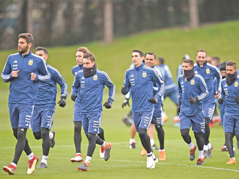 جانب من تدريبات المنتخب الأرجنتيني أمس