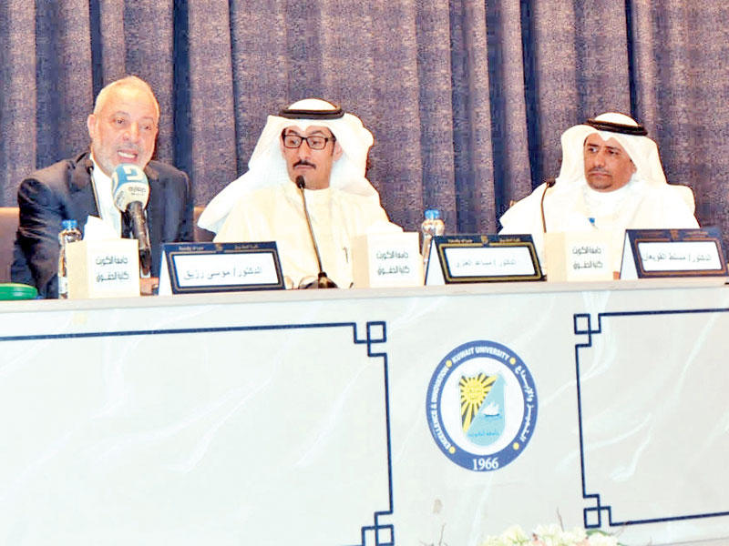 رزيق متحدثا وبجانبه القويعانn