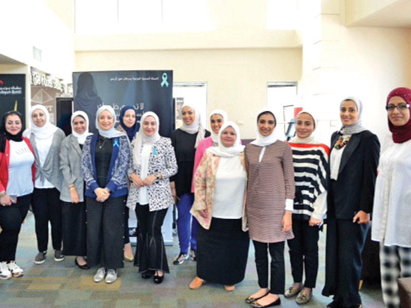 الحبيب والبغلي مع عدد من موظفات البنك 