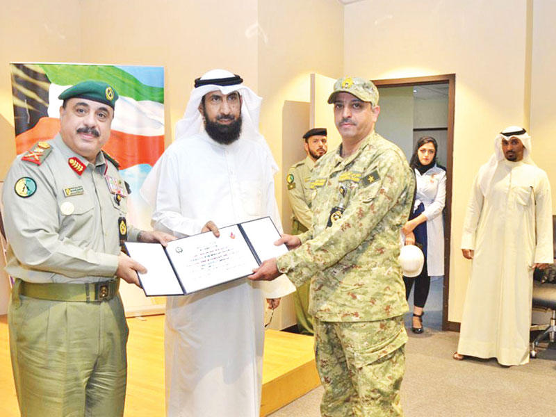 الرفاعي والعتيبي يكرمان أحد الخريجين