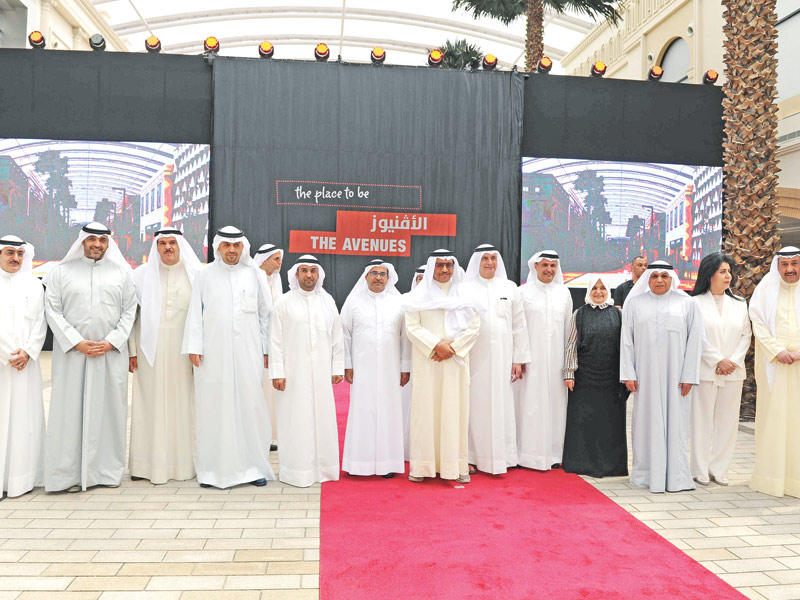 المبارك والوزراء مع محمد الشايع في «الأڤنيوز»n