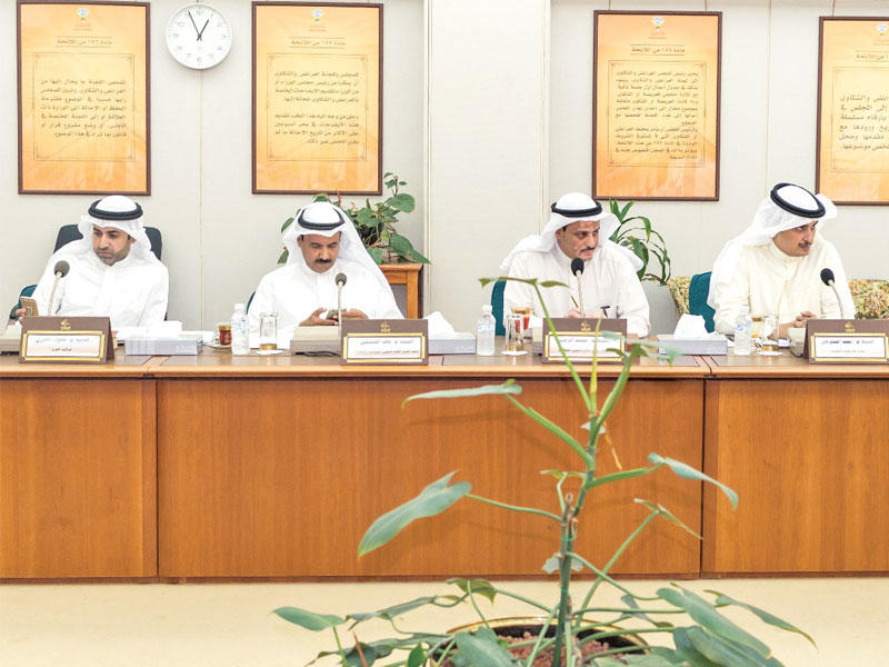 الرومي وقيادات البلدية في اجتماع اللجنة أمس