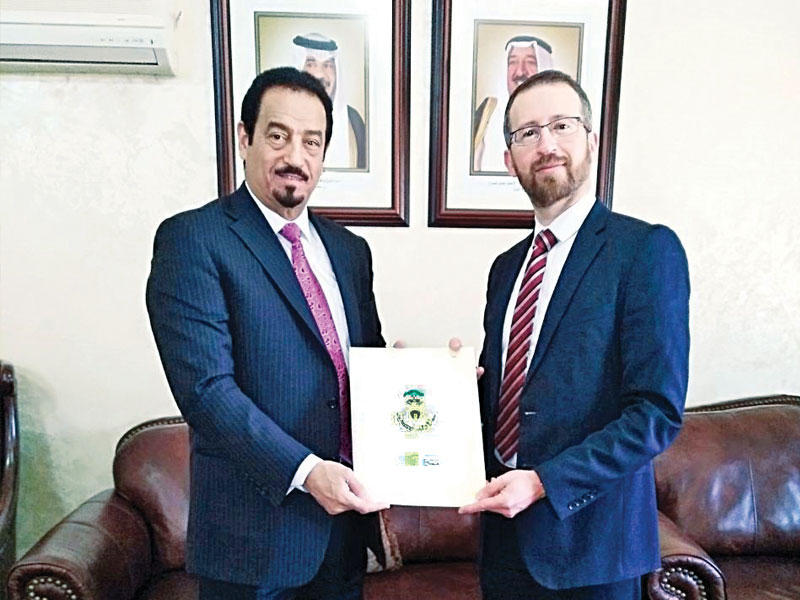  الدعيج أثناء تسليمه الدعم الكويتي لـ «أونروا»