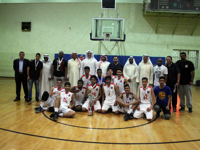 لاعبو الكويت أبطال دوري الناشئين مع أعضاء الاتحاد والجهازين الإداري والفني