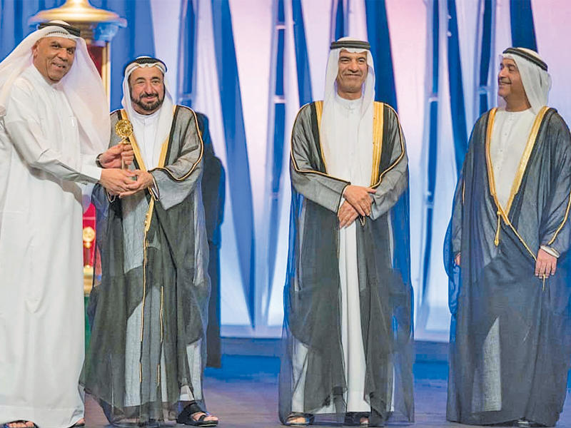 عبدالله إسماعيل يتسلم جائزة أفضل تأليف من القاسمي