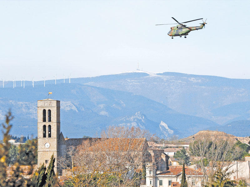 مروحية تحلق فوق بلدة تريب في جنوب فرنسا أمس (رويترز)n