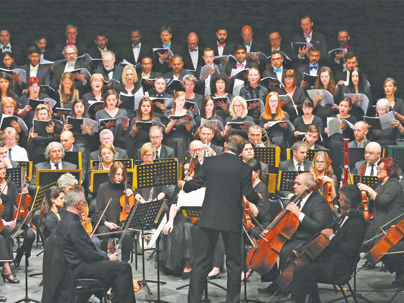 جانب من أمسية مجموعة الأحمدي للموسيقى