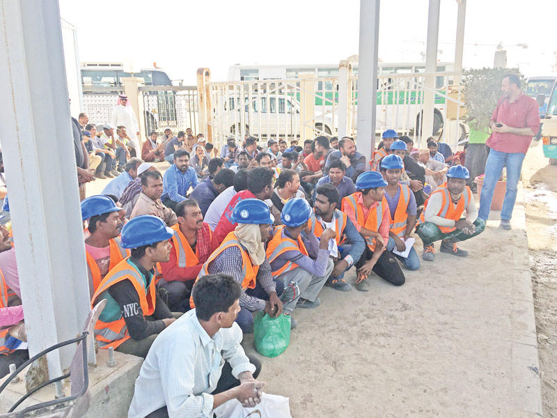 جانب من عملية ضبط العمالة المخالفة في إحدى بوابات جامعة الشدادية