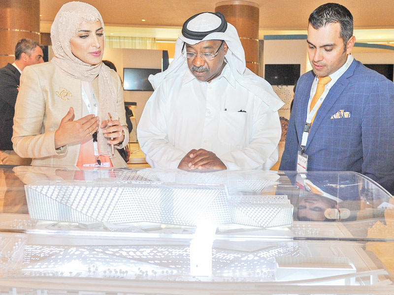 الخشتي يستمع لشرح عن نموذج مستشفى الاطفال الجديد