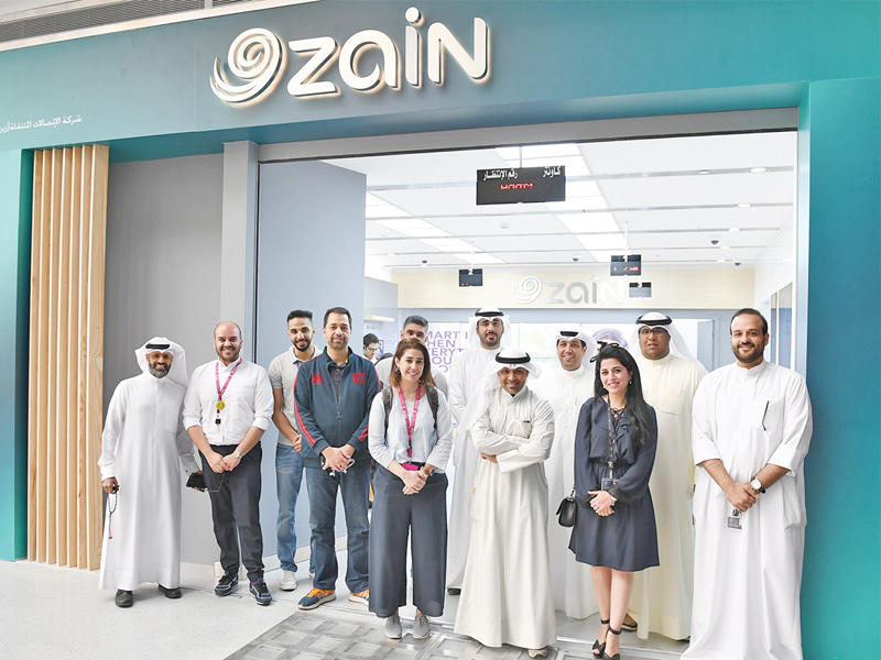 مسؤولو «زين» خلال افتتاح الفرع الجديد