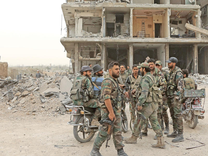 انتشار لقوات النظام في شارع مدمر في عين ترما أمس              (أ ف ب)