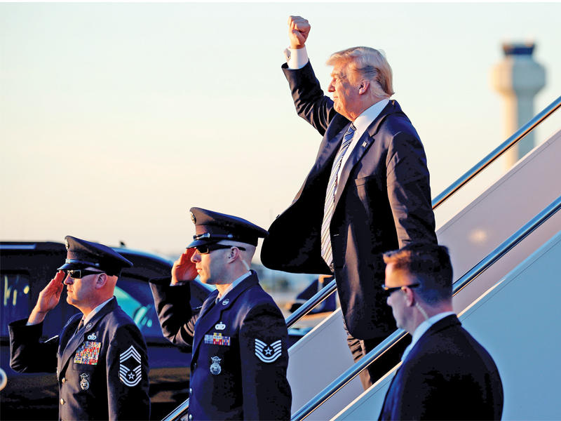 ترامب يلوح لأنصاره لدى وصوله ويست بالم بيتش بفلوريدا أمس الأولt(رويترز)