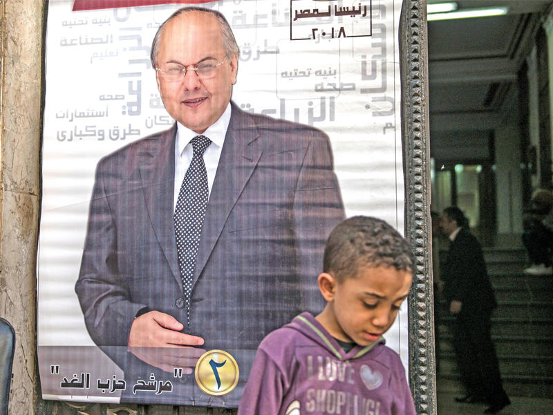 صبي يمر أمام مقر حزب موسى وسط القاهرة الأربعاء الماضي (إي بي أيه)