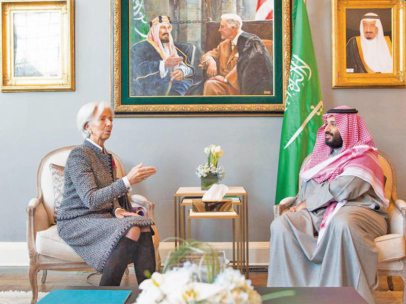 ولي العهد السعودي مستقبلاً مديرة صندوق النقد كريستين لاغارد في واشنطن أمس الأول (واس)n