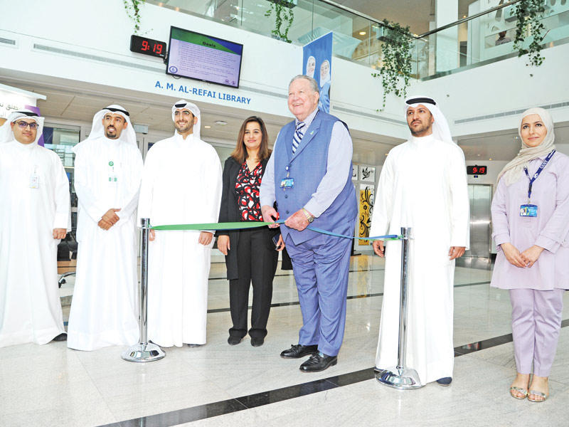 دونالد بيتس خلال افتتاح المعرض «تصوير: عوض التعمري»