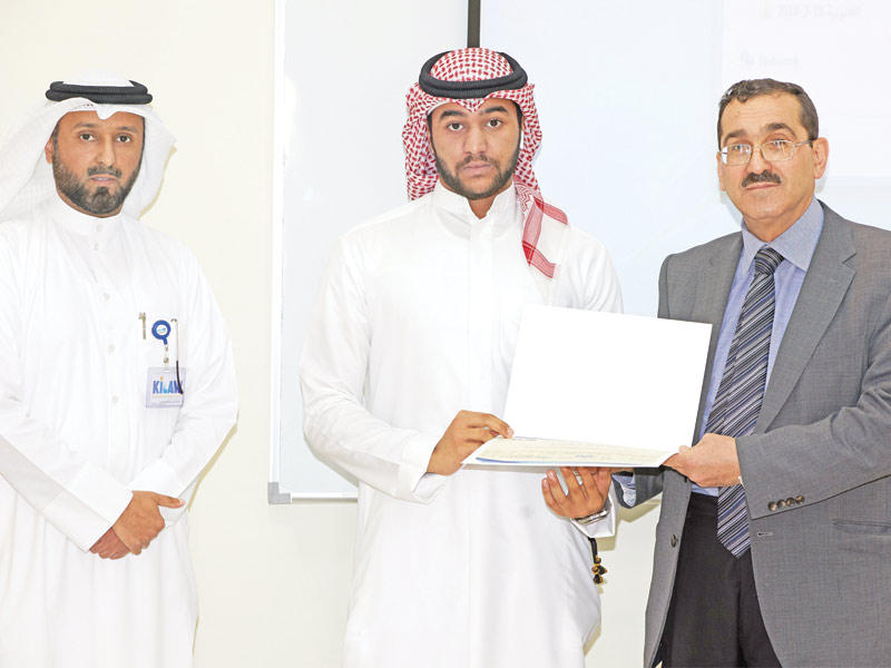 طالب يتسلم شهادة الدورة