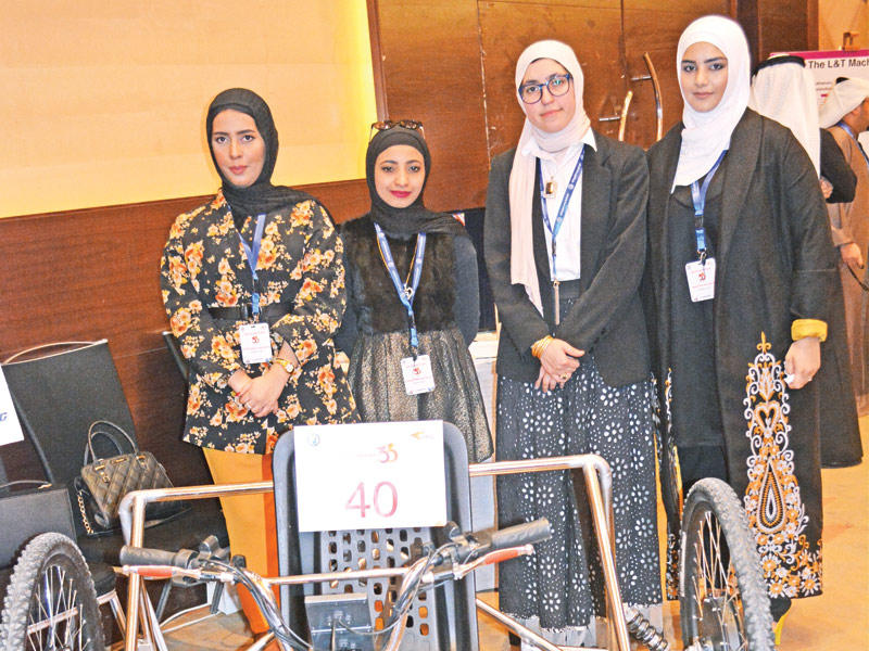 الطالبات وامامهن المشروع