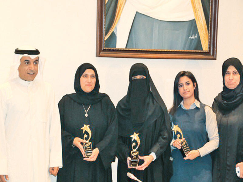 العازمي مكرما الفائزات بجائزة حمدان بن راشد أمس