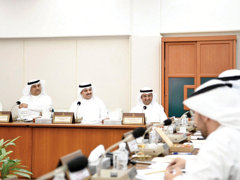 الحجرف والهاشل في اجتماع «المالية» أمس