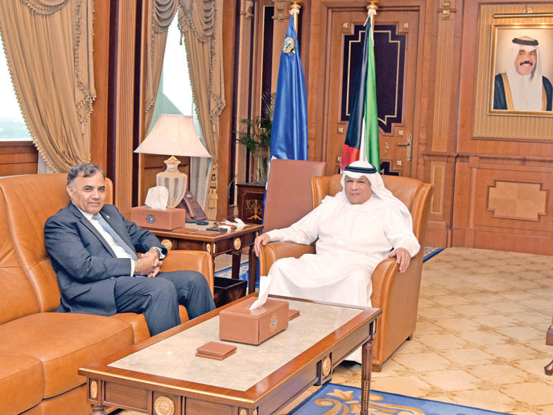 الجراح مستقبلاً السفير الباكستاني أمس