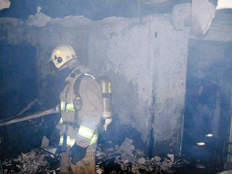 رجل إطفاء يكافح حريق السالمية