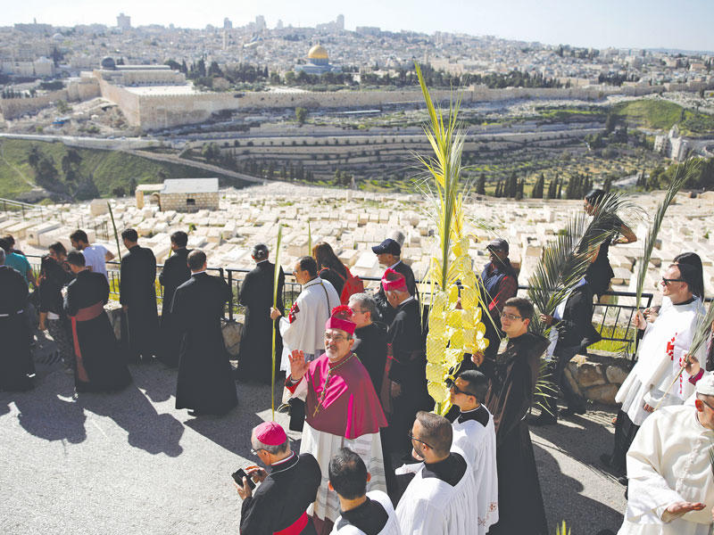 جانب من احتفالات المسيحيين بأحد السعف في مدينة القدس أمس (رويترز)