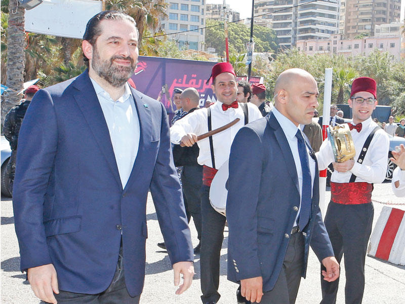 الحريري لدى وصوله لتناول الغداء الذي أقامته أمس عائلات بيروتية على شرفه (دالاتي ونهرا)