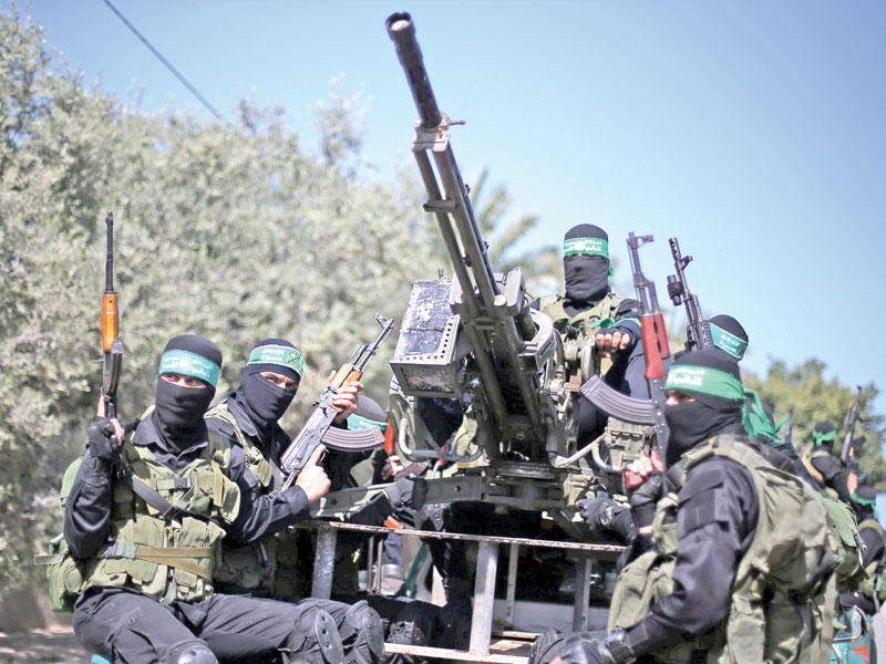 مقاتلون من «حماس» في شوارع غزة أمس (رويترز)