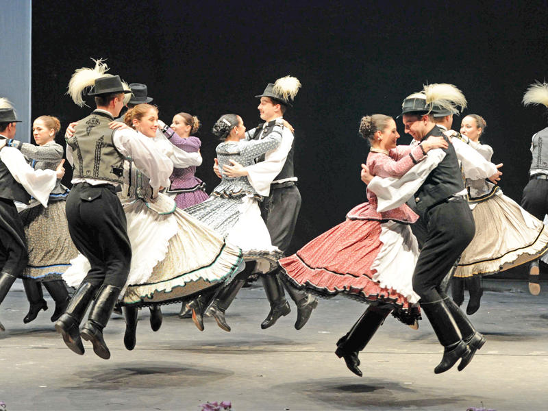 جانب من استعراضات الفرقة الهنغارية الشعبية 