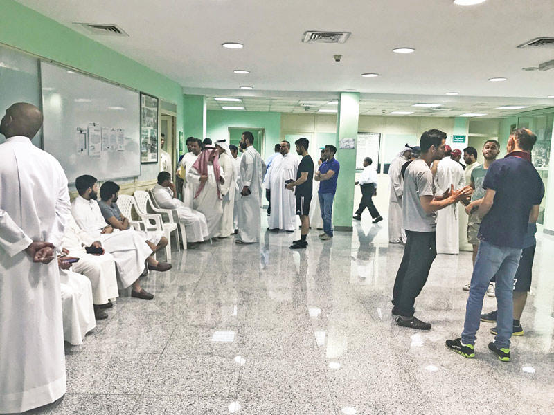 أعضاء الجمعية العمومية في النادي العربي خلال التسجيل