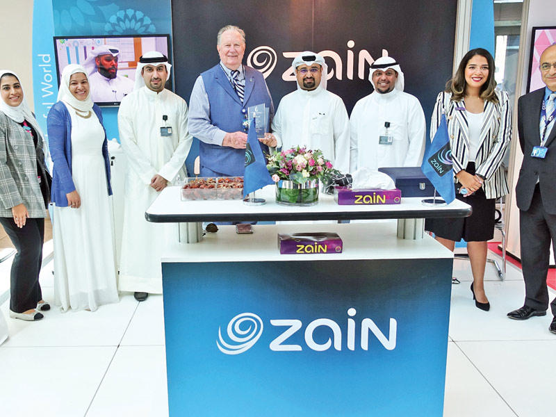 د. دونالد بيتس مع مسؤولي «زين» في جناح الشركة