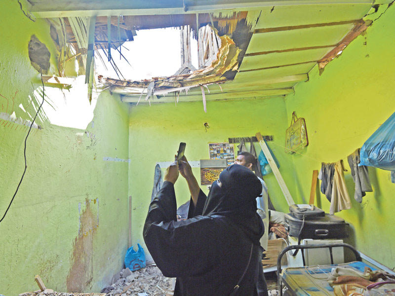 صورة لمنزل في العاصمة السعودية تعرض لأضرار من شظايا الصواريخ التي دمرتها صواريخ الباتريوت فوق الرياض أمس الأول (أ ف ب)