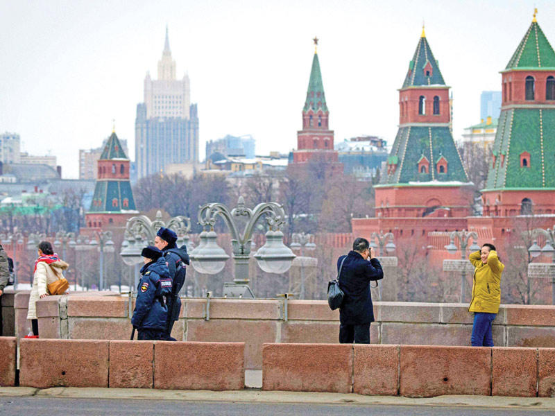 شرطيان روسيان خلال دورية راجلة قرب الكرملين أمس (أ ف ب)