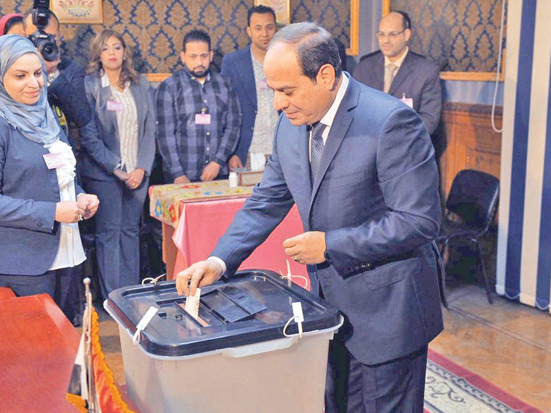 السيسي يلقي بطاقة الاقتراع داخل صندوق بلجنة في حي مصر الجديدة أمس