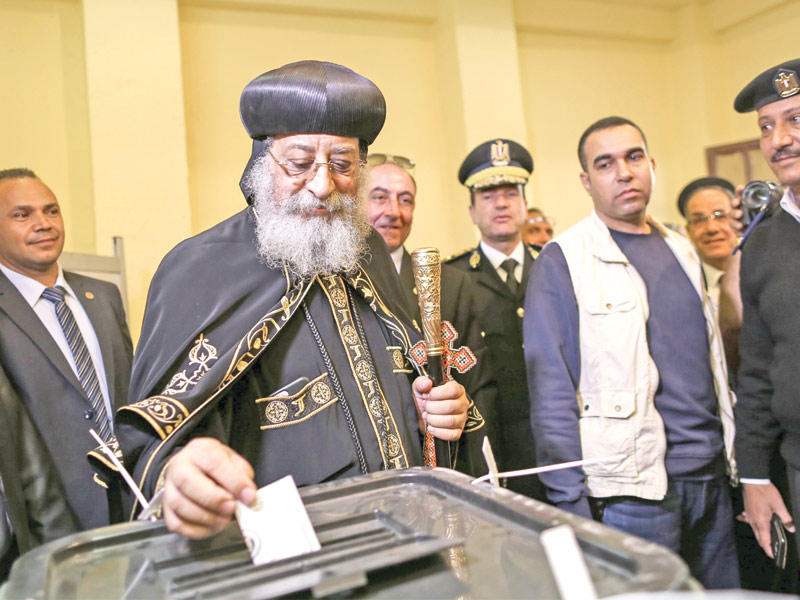 البابا يصوت داخل لجنة في حي الوايلي وسط العاصمة أمس 