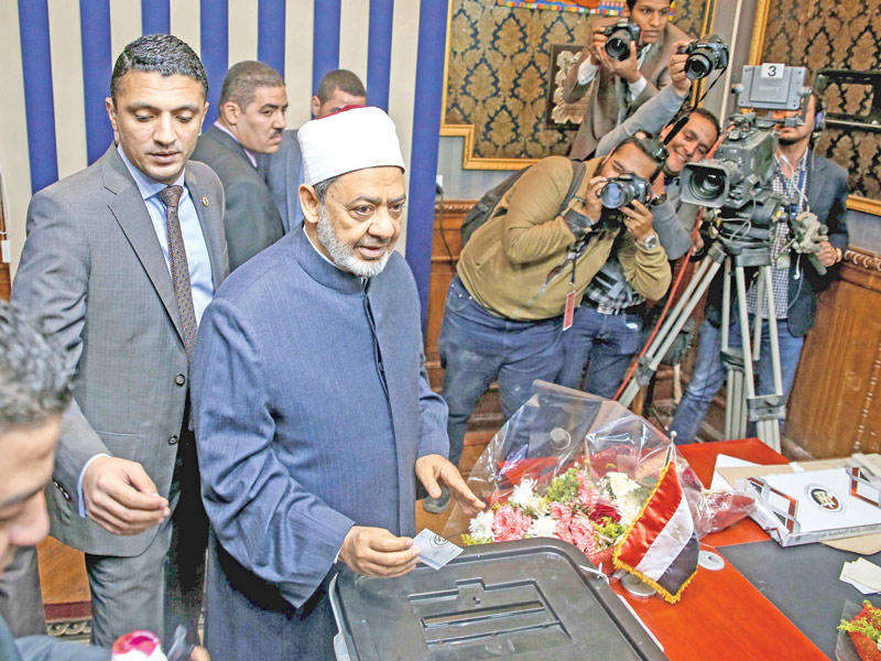 الطيب يدلي بصوته في القاهرة أمس 