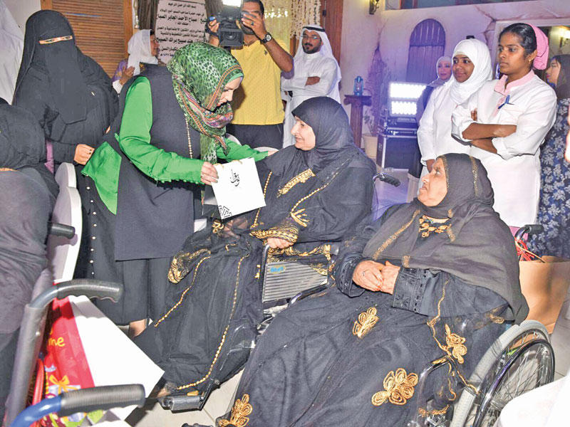 العدواني خلال توزيع الهدايا على كبار السن