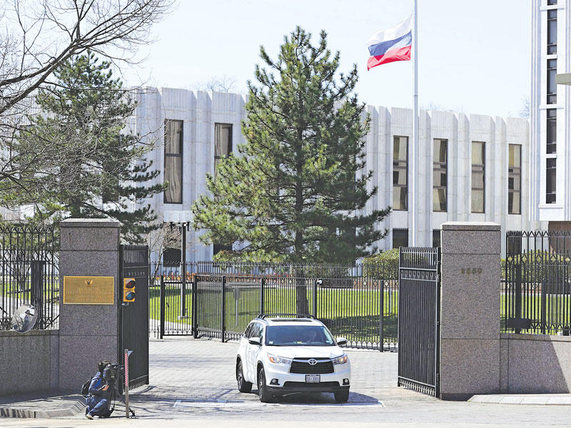 سيارة تغادر مقر السفارة الروسية في واشنطن أمس (أ ف ب)n