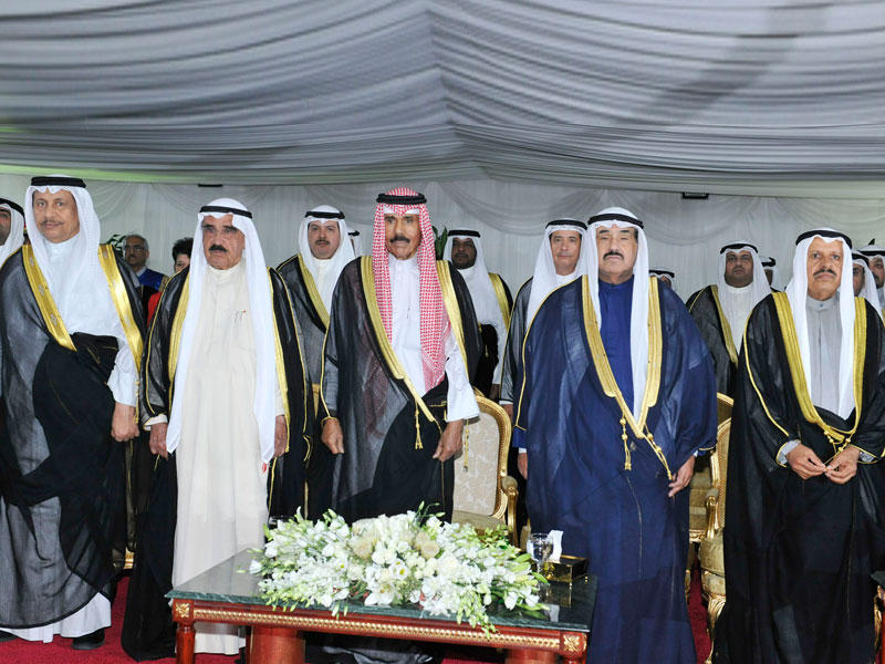 ولي العهد متوسطاً ناصر المحمد وفيصل السعود والمبارك وكبار الشيوخ والمسؤولين خلال الحفل