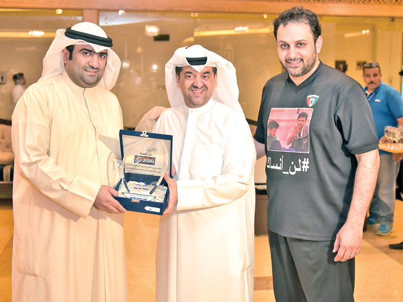 الروضان مكرِّماً الخشتي على مشاركة «زين» بحضور أحمد جاسم