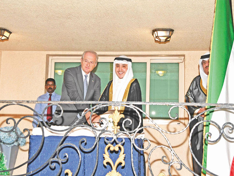 الناصر والسفير اليوناني يقطعان قالب الحلوى