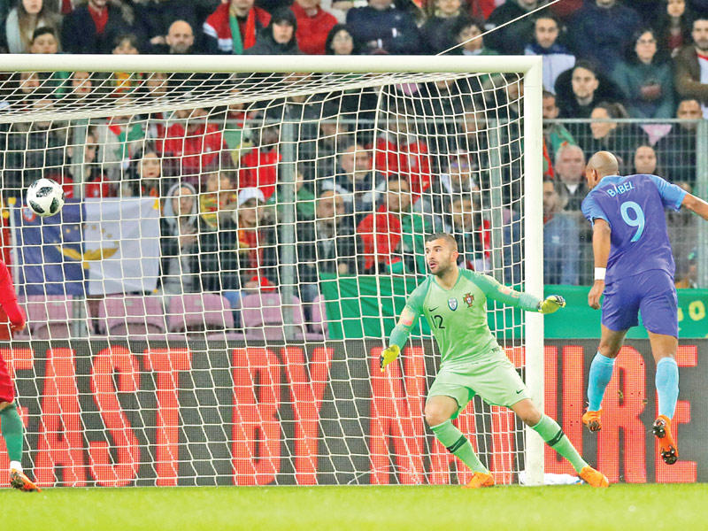 بابل نجم المنتخب الهولندي يحرز هدفه في مرمى البرتغال